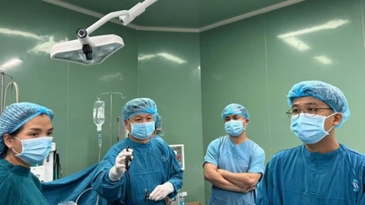 Succesvolle operatie om een ​​ovariumteratoom te verwijderen bij een 6-jarig meisje in Quang Ngai.