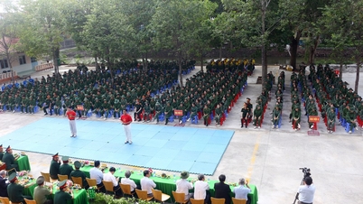 꾸룽대학교는 2,700명이 넘는 학생들을 대상으로 국방 및 안보 교육 과정을 개설했습니다.