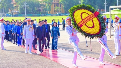 Delegasi yang menghadiri Kongres Kesatuan Sekerja Vietnam melawat Makam Presiden Ho Chi Minh.