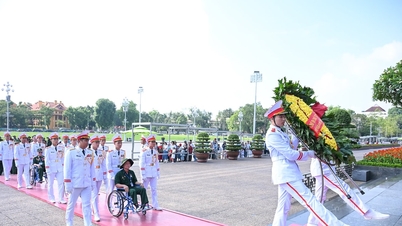 គណៈប្រតិភូ​បុគ្គល​ឆ្នើម​មកពី​ខេត្ត​ង៉េអាន បាន​ដាក់​កម្រងផ្កា និង​គោរព​វិញ្ញាណក្ខន្ធ​លោក​ប្រធាន​ហូជីមិញ នៅ​វិមាន​រំលឹក​វិញ្ញាណក្ខន្ធ​របស់លោក។