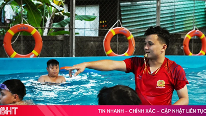 ខ្ញុំជាគ្រូបង្វឹកហែលទឹកឥតគិតថ្លៃ។