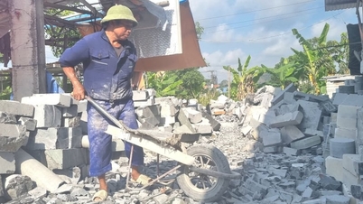 À Ninh Van, les tailleurs de pierre peinent à gagner leur vie sous un soleil de plomb.