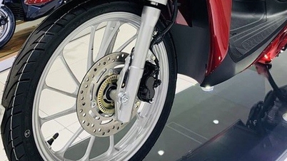 Priset på den senaste Honda SH Mode har sjunkit kraftigt och nått sin lägsta nivå i historien, vilket har fått kunder att rusa för att köpa den som ett alternativ till Vision- eller LEAD-skotrar på grund av det otroligt låga priset.