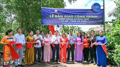 Inauguratie van het project "Verlichting van landelijke wegen" in de gemeente Luong The Tran.