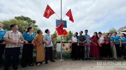 Inauguracja historycznego projektu i rozdanie darów socjalnych w gminie Hoang Van Thu.