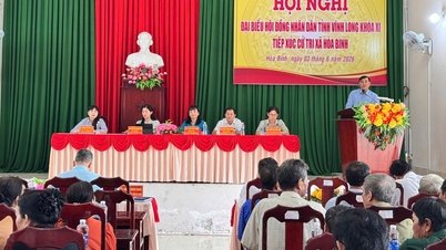 Vertegenwoordigers van de Provinciale Volksraad ontmoeten kiezers in de gemeenten Hoa Binh en Tra Con.