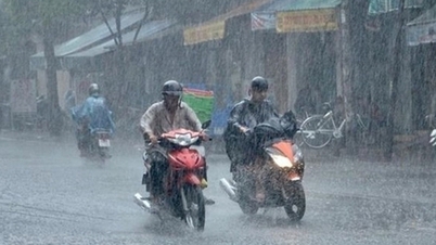 Nel pieno della stagione calda e umida, violenti temporali si sono abbattuti sul centro di Hanoi.