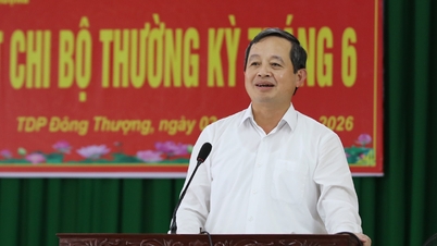 Chairman of the Provincial People's Committee Pham Hoang Son attended the Party cell meeting of Dong Thuong residential area, Tan An ward.