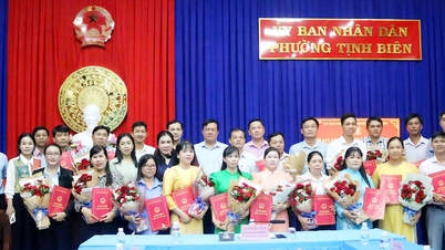 Tịnh Biên Ward mengeluarkan keputusan mengenai penerimaan dan penugasan penjawat awam dan pekerja awam.