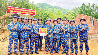 Trung tâm Huấn luyện Vùng 4 Hải quân thăm, động viên lực lượng giúp Nhân dân xây dựng nhà ở