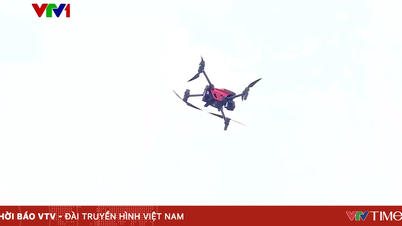 Pandangan dekat dron yang memantau ketenteraman bandar di Hanoi.