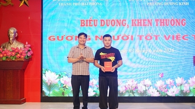 Khen thưởng thanh niên dũng cảm khống chế đối tượng dùng dao tấn công phụ nữ