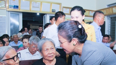 Comrade Vo Thi Minh Sinh met with voters and attended Party branch meetings in Vinh Phu ward.