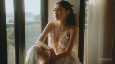 Le soir de leurs noces, la mariée était ravissante dans sa délicate robe de dentelle, tandis que le marié descendait secrètement pour renouer avec son « passé ».