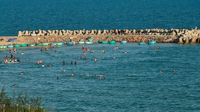 Ong Dia Kaya Plajı, canlı renkleriyle turistleri büyülüyor.