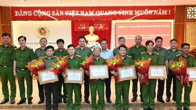 Para pemimpin Kota Ho Chi Minh memberikan penghargaan tak terduga kepada Kepolisian Kota dan tim-tim berprestasi.