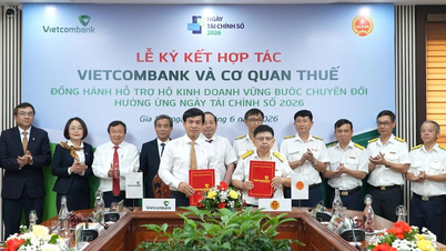Das Finanzamt der Provinz Gia Lai und vier Filialen der Vietcombank unterzeichnen eine Kooperationsvereinbarung zur Unterstützung von Unternehmen bei der digitalen Transformation.
