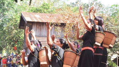 ຮັກສາເອກະລັກວັດທະນະທຳຂອງຊົນເຜົ່າສ່ວນນ້ອຍໃນທ່າມກາງຊີວິດທີ່ທັນສະໄໝ.