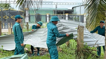 Membaiki kerosakan selepas puting beliung di komune Hong Son.