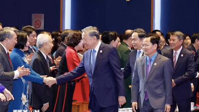 Setiausaha Agung dan Presiden To Lam serta pemimpin Parti dan Negara yang lain menghadiri sesi khidmat Kongres ke-14 Kesatuan Sekerja Vietnam.