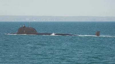 Regardez un sous-marin nucléaire russe lancer un missile et atteindre une cible simulée.