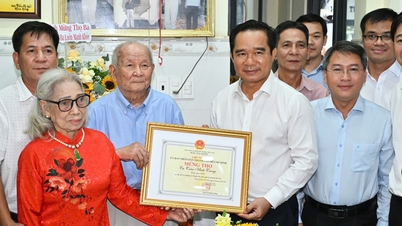 De voorzitter van het Volkscomité van Ho Chi Minh-stad, Nguyen Van Duoc, bezoekt voorbeeldige ouderen en feliciteert hen met hun verjaardag.