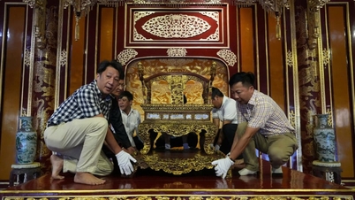 Pandangan dekat takhta Dinasti Nguyen sekembalinya ke Istana Thai Hoa selepas vandalisme.