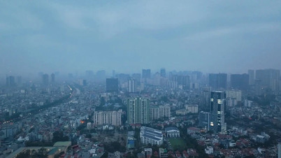Alerte rouge dans le ciel urbain.