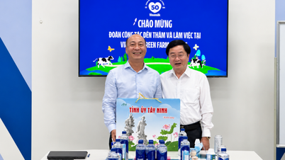 Secretarul Comitetului de Partid Provincial Tay Ninh, Nguyen Van Quyet, vizitează și lucrează la ferma verde Vinamilk din Tay Ninh.