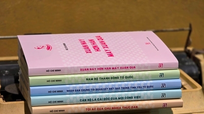 "호찌민의 영광" 책 모음집에 수록된 호찌민 아저씨의 79가지 샘물