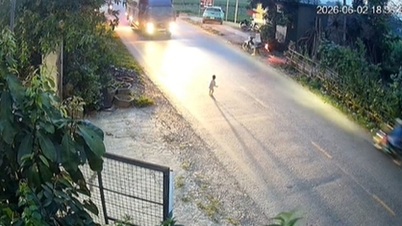 दिल दहला देने वाला दृश्य: फु थो में 18 महीने का बच्चा तेज रफ्तार कारों के बीच एक व्यस्त सड़क पर दौड़ पड़ा।