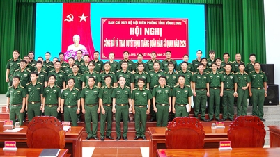 Bộ đội Biên phòng tỉnh Vĩnh Long công bố và trao quyết định thăng quân hàm sĩ quan cho 50 đồng chí
