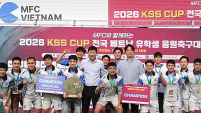O treinador Kim Sang-sik participa de um torneio de futebol para estudantes internacionais vietnamitas em Busan.