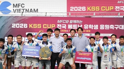 Trener Kim Sang-sik var til stede og delte ut priser på fotballcupen som ble oppkalt etter ham i Busan.