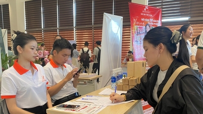 Fast 120 Unternehmen nahmen an der Jobmesse der Duy Tan Universität 2026 teil.