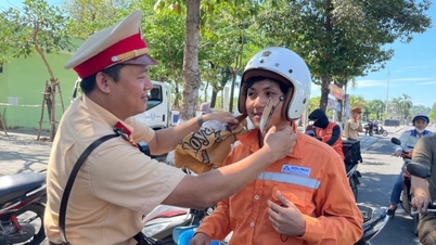 Quang Ngai : 2 000 casques standard offerts aux résidents locaux.