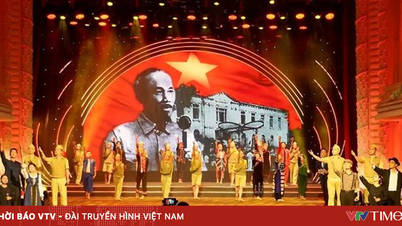 Program artystyczny „Ho Chi Minh – Przewodnie Światło” upamiętnia 115. rocznicę wyjazdu prezydenta Ho Chi Minha w poszukiwaniu drogi do ocalenia narodu.