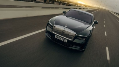 نئی لانچ کی گئی Rolls-Royce Specter Series II پر ایک قریبی نظر۔