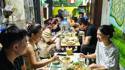 Un ristorante di pho saltato in padella, attivo da 35 anni e nascosto in un piccolo vicolo di Hanoi, rimane sempre affollato di clienti anche nel caldo torrido.