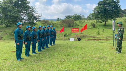 Melatih militia di komune sempadan.