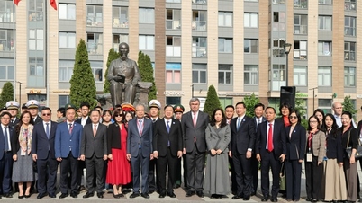 Timbalan Perdana Menteri Tetap Pham Gia Tuc meletakkan kalungan bunga di monumen Presiden Ho Chi Minh di Saint Petersburg, Rusia.