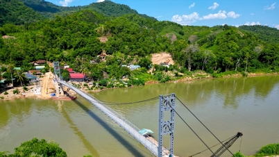 Urgent upgrades are being made to the suspension bridge in Lau village, Tuong Duong commune, to put it into use before the rainy and stormy season.