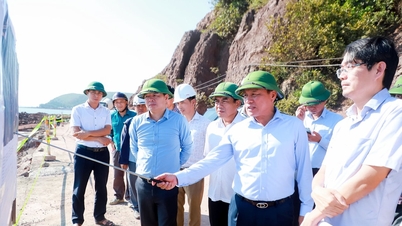 Wakil Ketua Komite Rakyat Provinsi Nghe An, Hoang Phu Hien, memeriksa kemajuan pembangunan dan pencairan dana untuk 9 proyek transportasi.