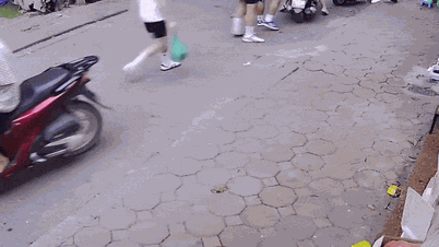 Náhle se s ohlušujícím řevem ozvaly hromy a blesky, což způsobilo, že se dav na ulici v panice rozprchl.