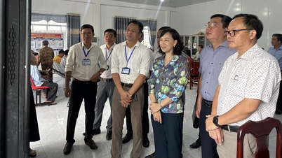 Pihak berkuasa komune My Thuan sedang bekerjasama dengan orang ramai dalam proses transformasi digital.