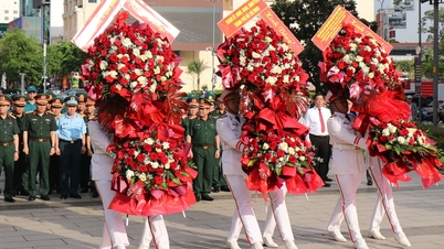 Kransenedlæggelse til minde om præsident Ho Chi Minh før seminaret om de to historiske appeller.