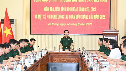 General Do Xuan Tung inspicerer og vurderer situationen i flere enheder i Phu Quoc.