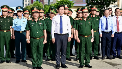 Puolustusministeriön ja Ho Chi Minh Cityn puoluekomitean johtajat laskivat seppeleet presidentti Ho Chi Minhin muistoksi.