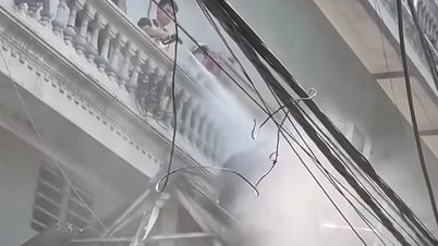 คลิปวิดีโอกลายเป็นไวรัล: คนงานบนดาดฟ้าถูกฉีดน้ำจากชั้นบน ตำรวจกำลังสอบสวน