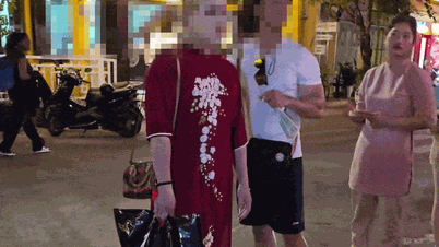 Západní turisté v tradičních vietnamských krojích ao dai v Hoi An způsobují urážky.